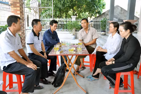 Cán bộ Ban Giám đốc Điện Lực Đông Triều thăm hỏi, động viên các gia đình có con chết trong vụ tai nạn điện giật ngày 15-10.