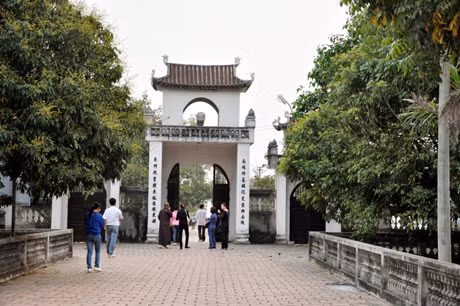 Du khách đến tham quan đền An Sinh.