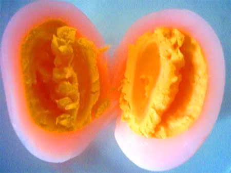 Lòng trắng trứng vịt có màu đỏ bất thường được phát hiện ở Đà Lạt. 