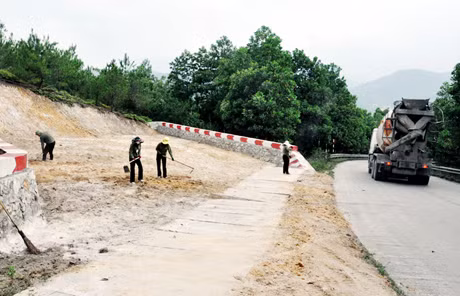 Công nhân Trung tâm Quản lý di tích - danh thắng Yên Tử tu sửa Hốc cứu nạn số 2, tại dốc Quàng Hái, thôn Nam Mẫu 1, xã Thượng Yên Công (TP Uông Bí).