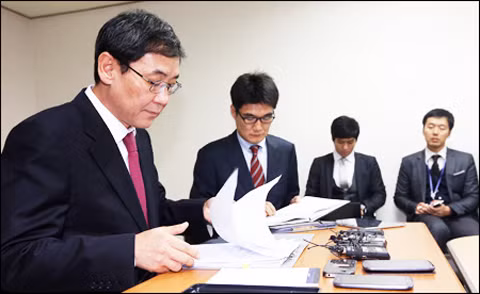 Các công tố viên hôm qua xem xét tài liệu để chuẩn bị cho cuộc thẩm vấn Lee Si-hyung, con trai Tổng thống Lee Myung-bak cuối tuần này. Ảnh: Yonhap
