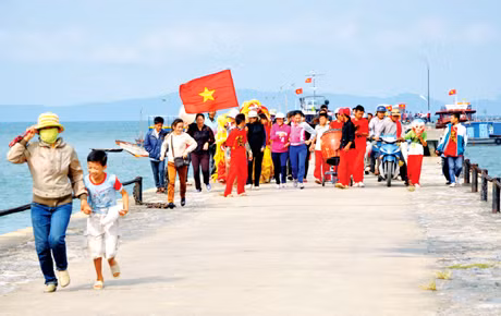 Người dân huyện đảo Cô Tô hân hoan mừng Lễ khởi công đưa lưới điện quốc gia ra đảo. Ảnh: Đỗ Phương
