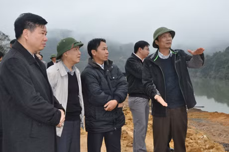 Đồng chí Nguyễn Văn Đọc, Phó Bí thư Tỉnh ủy, Chủ tịch UBND tỉnh kiểm tra tiến độ thi công cầu Mạt Trạt.