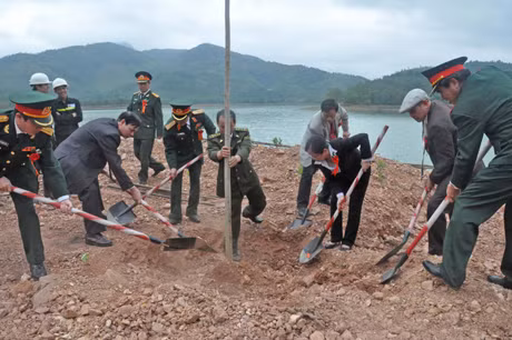 Các đồng chí lãnh đạo Tập đoàn Công nghiệp Than-Khoáng sản Việt Nam; Cục Kinh tế Bộ Quốc phòng; huyện Đông Triều tham gia trồng cây đầu Xuân tại khu vực hồ Trại Lốc, xã An Sinh (Đông Triều).