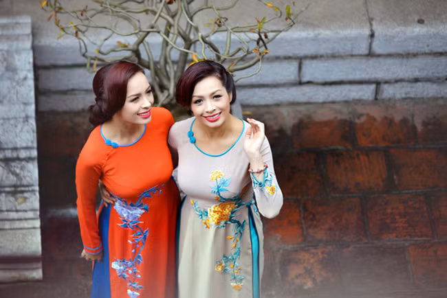  Ngày đầu xuân, hai chị em cựu mẫu không bỏ lỡ dịp khoe nhan sắc mặn mà. 