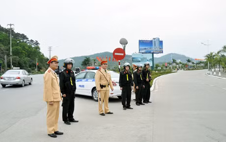 Lực lượng CSGT và Cảnh sát cơ động Công an tỉnh tuần tra, đảm bảo TTATXH và ATGT quốc lộ 18A thuộc TP Hạ Long.