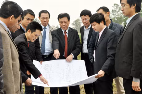 Đồng chí Đỗ Thông kiểm tra điểm dự kiến khởi công dự án.