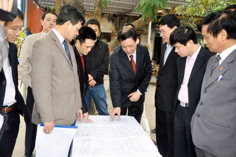 Đồng chí Đỗ Thông kiểm hướng tuyến trên bản vẽ.