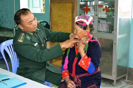 Thiếu tá Nguyễn Văn Triều khám bệnh cho người dân thôn Thán Phún, xã Bắc Sơn, TP Móng Cái.