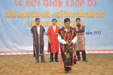Múa lân mở màn lễ hội.