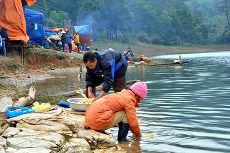 Làm thịt gà ngay dưới lòng hồ, xả rác bẩn. 