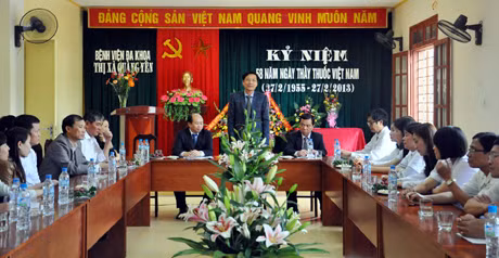 Chủ tịch UBND tỉnh Nguyễn Văn Đọc trò chuyện cùng CBVC lao động Bệnh viên Đa khoa TX Quảng Yên về chủ đề “Chấn chỉnh và nâng cao y đức” ngành y tế năm 2013.