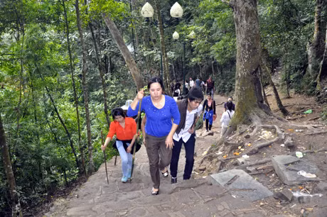 nhưng trục đường đi bộ từ chùa Giải Oan lên chùa Hoa Yên, hay thậm chí tại một số điểm ở đường lên chùa Đồng thì gần như bị “bỏ quên” như thế này.