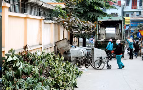 Tại chân dốc vào Công ty In Quảng Ninh (phường Hồng Hà), hàng ngày có khoảng 10 xe thu gom rác tập kết.