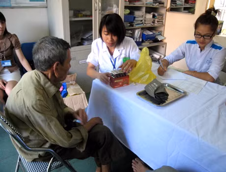 Những chuyến đi tình nguyện là dịp để sinh viên y khoa thực hành y nghiệp và y đức. Trong ảnh: Sinh viên Trường Cao đẳng Y tế Quảng Ninh đi tình nguyện khám bệnh và cấp phát thuốc cho các bệnh nhân ở Trung tâm Bảo trợ xã hội tỉnh.