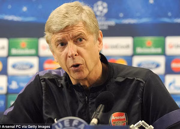 HLV Wenger đã bày tỏ sự giận dữ trong cuộc họp báo.