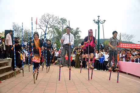 Biểu diễn đi cà kheo.