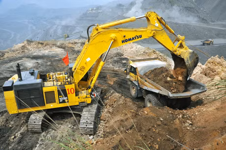 Bóc xúc đất đá tại khai trường Công ty CP Than Cọc Sáu - Vinacomin ngày đầu xuân. Ảnh: Võ Cường (CTV)