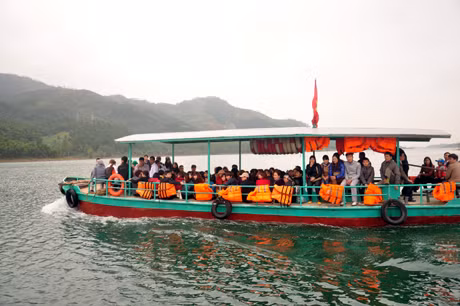 Thực trạng chen lấn, xô đẩy tại bến đò Gân, sự quá tải của những con đò chở khách lên chùa Lôi Âm dường như đã trở thành “chuyện thường ngày” mỗi mùa lễ hội xuân…