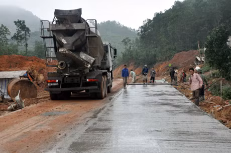cũng đồng loạt ra quân hoàn thiện nốt 1,7km và tập trung vào các phần việc như gia cố lề đường, lắp đặt biển báo...