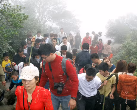 Du khách thập phương hành hương về Yên Tử trong những ngày đầu năm Quý Tỵ 2013.
