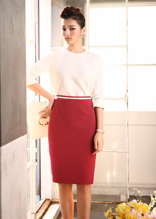 Chân váy bút chì rực rỡ mix kèm áo kiểu sáng màu.