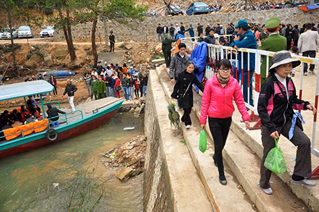 bến đò quá tải, du khách pải đi sát mép bờ kè.