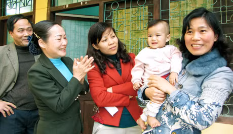 Cháu Dương Hoàng Anh, 9 tháng tuổi bị bắt cóc được Công an TP Móng Cái giải cứu an toàn, ngày 1-2-2013.