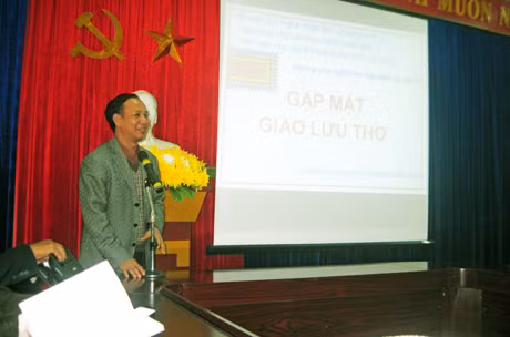 Nhà thơ Trương Thiếu Huyền chia sẻ kinh nghiệm sáng tác thơ (Ảnh: Tiến Lãng)