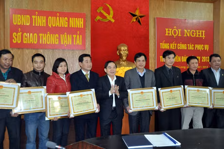 Lãnh đạo Sở GTVT tặng giấy khen cho các đơn vị có thành tích xuất sắc trong công tác phục vụ Tết nguyên đán Quý Tỵ năm 2013.