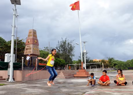 Những công dân tí hon trên đảo Song Tử Tây (huyện đảo Trường Sa, tỉnh Khánh Hòa).