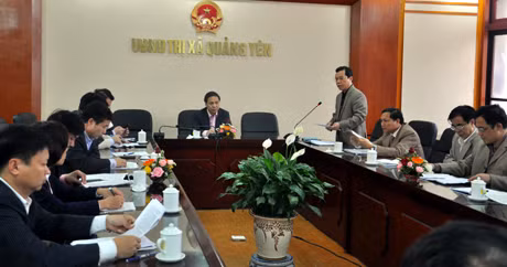Lãnh đạo UBND TX Quảng Yên báo cáo hoạt động sản xuất đầu năm.
