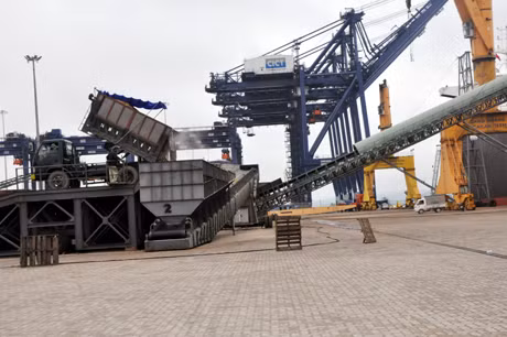 Cảng nước sâu Cái Lân vẫn chưa phát huy được hết lợi thế cạnh tranh so với các cảng nước sâu khác trong khu vực phía Bắc. Trong ảnh: Đưa hàng xuống tàu tại cảng Cái Lân.