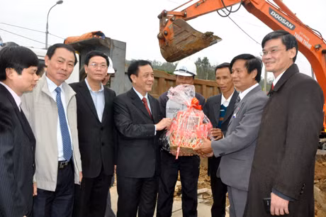 Đồng chí Đỗ Thông thăm hỏi, động viên những công nhân đang trực tiếp thi công dự án cải tạo nâng cấp QL 18 đoạn Uông Bí – Hạ Long.