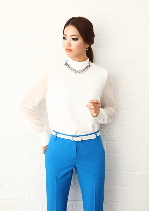 Đừng bỏ qua một chiếc thắt lưng trắng khi mix kèm với kiểu áo này.