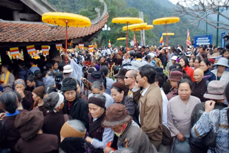 Chùa Hoa Yên mùa lễ hội.