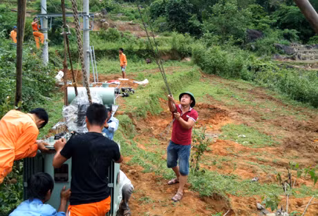 Lắp đặt trạm biến áp 160KVA, thôn Ngàn Vàng Giữa, xã Đồng Tâm (Bình Liêu).