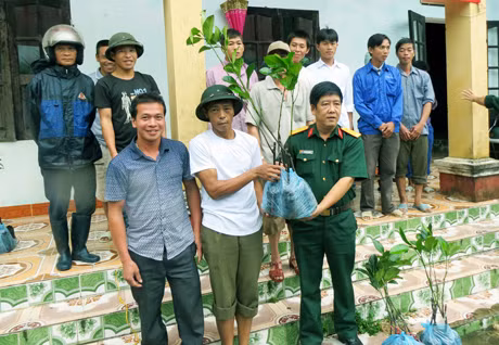 Đại diện Đoàn Kinh tế Quốc phòng 327 tặng cây mít Thái cao sản cho học viên lớp nghề trồng trọt xã Quảng Đức, huyện Hải Hà. Ảnh: Vũ Thắng (Đoàn Kinh tế Quốc phòng 327)