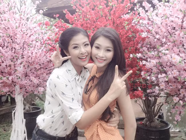 Tông trang điểm nhẹ giúp họ không làm mất đi nét đẹp tự nhiên vốn có của mình.