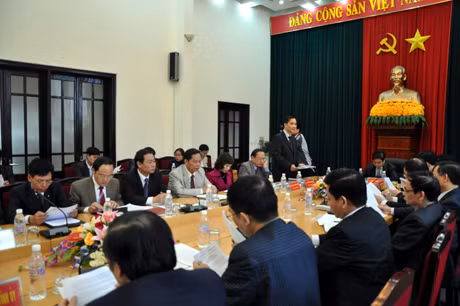 Đồng chí Vũ Hồng Thanh, Bí thư Thành ủy Hạ Long báo cáo kết quả, nhiệm vụ phát triển KTXH của TP Hạ Long tại buổi làm việc.