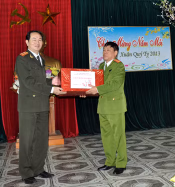 Đại tướng Trần Đại Quang, Bộ trưởng Bộ Công an chúc Tết, tặng quà CBCS Công an TP Cẩm Phả.