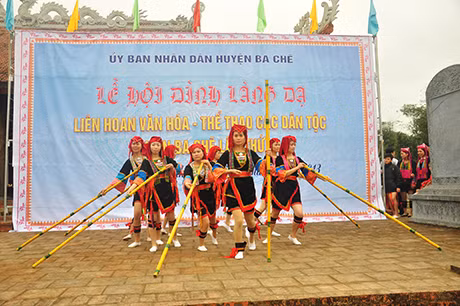 Tiết mục múa của các cô giáo đến trường tiểu học Đồn Đạc.