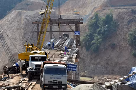 đặc biệt là tập trung thi công hoàn thiện 2,4km tuyến tránh dốc Cô Tiên và cầu Bắc Lịch bởi đây là 2 phần việc khối lượng còn rất lớn.
