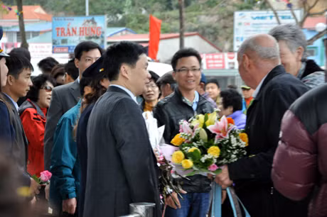 Lãnh đạo Sở VH,TT&DL chào mừng các vị khách đến tham quan Vịnh Hạ Long trong ngày đầu xuân tại Cảng tàu Du lịch Bãi Cháy.