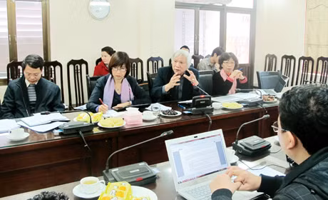Các nhà khoa học tham gia ý kiến vào việc trưng bày nội thất Bảo tàng mới tại cuộc làm việc của UBND tỉnh với chủ đầu tư dự án, ngày 21-2-2013.