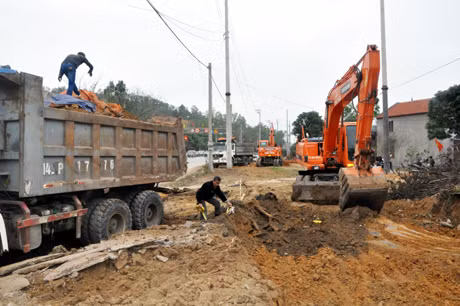 Ngay sau lễ ra quân nhà thầu tập trung vào thi công đào đắp hữu cơ.