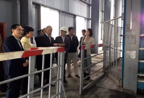 Ngài Đại sứ thăm quan hệ thống tháp giếng và trang thiết bị cốt giếng phụ của Công ty CP Than Hà Lầm.