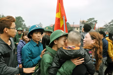 Người thân, bạn bè bịn rịn chia tay trong lời chúc chân cứng, đá mềm, chắc tay súng bảo vệ vững chắc chủ quyền thiêng liêng của Tổ quốc.