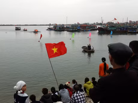 Đông đảo người dân và khách thập phương quanh vùng đã tham gia cổ vũ cho 3 đội đại diện cho 3 khu phố phường Tân An ở phần thi Đua thuyền nan.