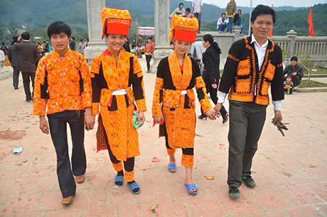 Ngay từ sáng sớm đông đảo đồng bao dân tộc có mặt tại đình Làng Dạ dự lễ hội.
